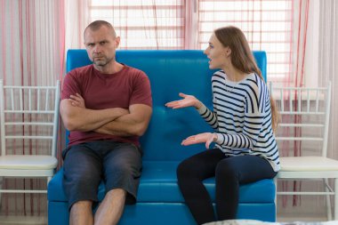 Aile çatışması, Aile sorunları, karı koca genç kanepe, Aile ilişkileri. Aile odasında oturur ve memnun görünüyor.