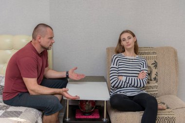 Aile çatışması, Aile sorunları, karı koca genç kanepe, Aile ilişkileri. Aile odasında oturur ve memnun görünüyor.