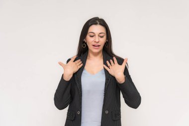 Beyaz bir arka planda farklı duygular ile güzel bir esmer kadın portresi. Doğrudan çeşitli teşkil etmektedir kamera önünde duruyor.