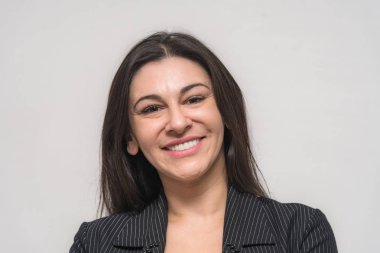 Beyaz bir arka planda farklı duygular ile güzel bir esmer kadın portresi. Doğrudan çeşitli teşkil etmektedir kamera önünde duruyor.