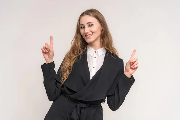 Retrato Una Hermosa Chica Morena Sobre Fondo Blanco Con Diferentes — Foto de Stock