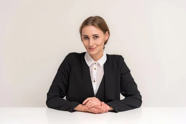 Retrato Una Hermosa Chica Morena Sobre Fondo Blanco Mesa Con — Foto de Stock