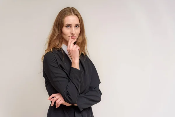 Retrato Una Hermosa Chica Morena Sobre Fondo Blanco Con Diferentes — Foto de Stock