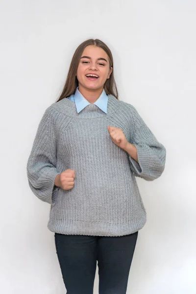 Retrato Una Adolescente Sobre Fondo Blanco Varias Poses Sonriendo Luciendo —  Fotos de Stock