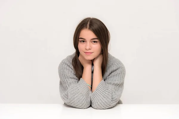 Retrato Uma Linda Adolescente Fundo Branco Com Diferentes Emoções Sentadas — Fotografia de Stock