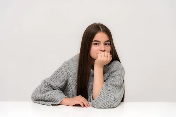Potret Seorang Gadis Remaja Yang Cantik Dengan Latar Belakang Putih — Stok Foto