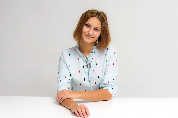 Porträt Eines Jungen Schönen Mädchens Auf Weißem Hintergrund Tisch Sie — Stockfoto