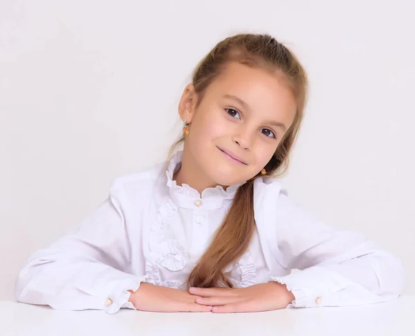 Retrato Uma Linda Menina Fundo Branco Mesa Criança Está Bem — Fotografia de Stock