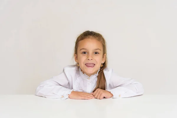 Retrato Uma Linda Menina Fundo Branco Mesa Criança Está Bem — Fotografia de Stock