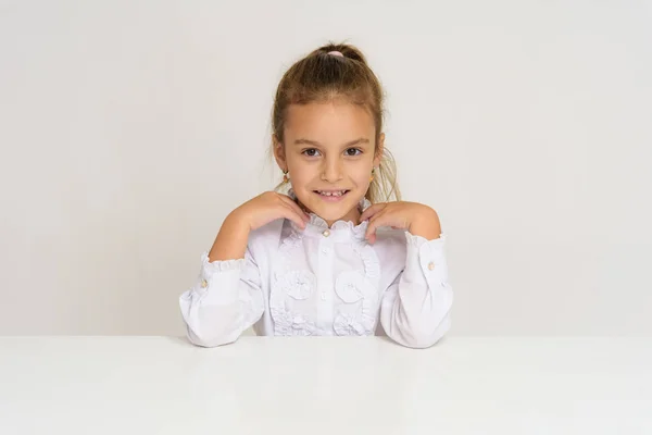 Retrato Una Linda Niña Sobre Fondo Blanco Mesa Niño Está —  Fotos de Stock