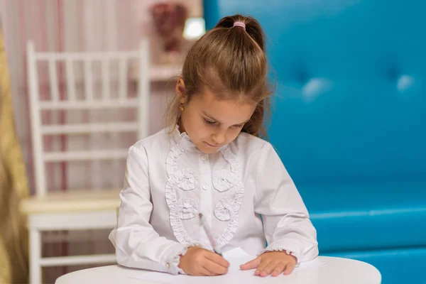 Симпатичная Маленькая Девочка Сидит Столом Рисует Говорит Ребенок Прямо Перед — стоковое фото