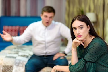 Aile ilişkileri, sorunları karı koca arasında aile çatışma. Onlar Oda sağ kamera önünde oturup mutsuz bakmak