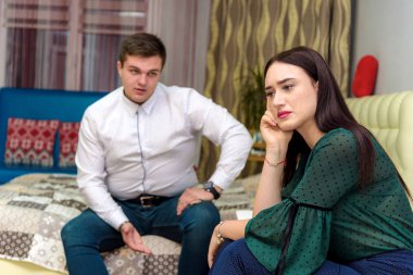 Aile ilişkileri, sorunları karı koca arasında aile çatışma. Onlar Oda sağ kamera önünde oturup mutsuz bakmak