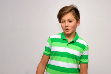 Stüdyo portre farklı duygular ile beyaz bir arka planda bir genç çocuk. Doğrudan farklı pozlar kamera önünde durduğunu.