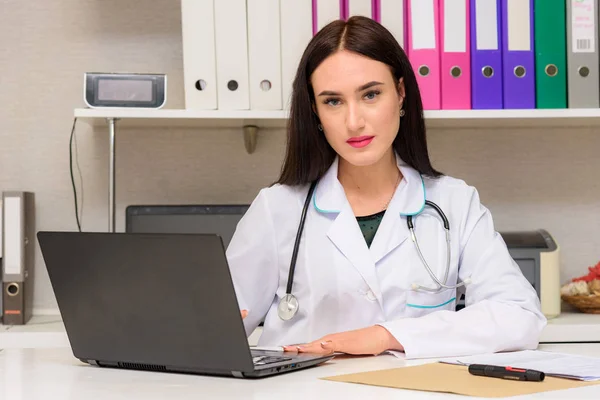 Portrait Brunette Doctor Office Table Doctor Sits Right Front Camera — Stock Photo, Image