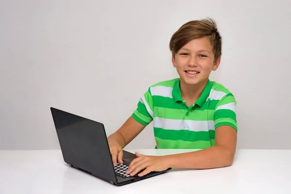 Stúdió Portré Egy Tizenéves Fiú Egy Fehér Háttér Egy Laptop — Stock Fotó