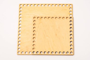 Kavram ahşap geometrik figür desen beyaz bir arka plan üzerinde kontrplak.