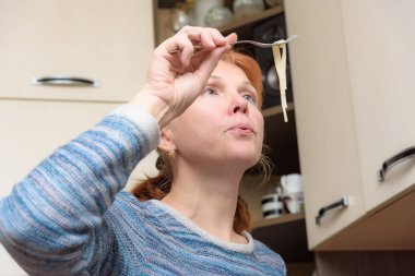 Aile içinde odak: elleri ile evde yemek hazırlama mutfakta bir kadın portresi. Çeşitli teşkil etmektedir kamera önünde bir kız.