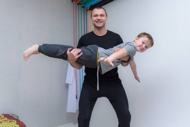 Aile her gün içinde odak: baba ve oğul yapmak Spotting. Evde spor. Yukarı üç aylık dönemde sıcak. Jimnastik mindere yalan. Spor yapıyor. Dostum ve oğlum evde Tren.