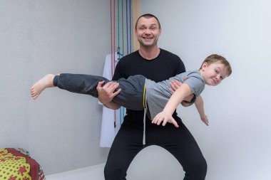 Aile her gün içinde odak: baba ve oğul yapmak Spotting. Evde spor. Yukarı üç aylık dönemde sıcak. Jimnastik mindere yalan. Spor yapıyor. Dostum ve oğlum evde Tren.