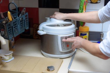 Aile içinde odak: elleri ile evde yemek hazırlama mutfakta bir kadın portresi. Çeşitli teşkil etmektedir kamera önünde bir kız.