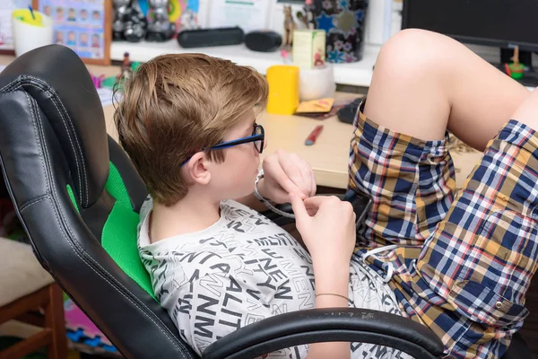 Familie Dagelijks Focus Kaukasische Jongen Leerling Van Basisschool Aan Een — Stockfoto