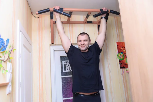 Familia Diaria Foco Hombre Fuerte Guapo Haciendo Pull Ups Casa —  Fotos de Stock