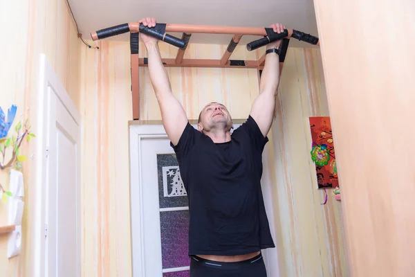 Family Daily Focus Handsome Strong Man Doing Pull Ups Home — Stock Photo, Image