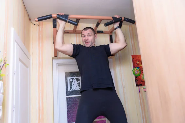 Familia Diaria Foco Hombre Fuerte Guapo Haciendo Pull Ups Casa —  Fotos de Stock