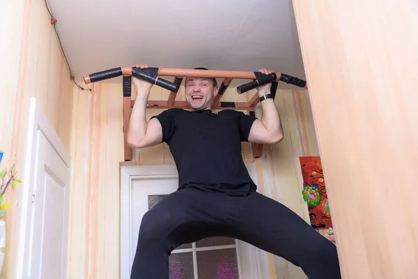 Familia Diaria Foco Hombre Fuerte Guapo Haciendo Pull Ups Casa —  Fotos de Stock