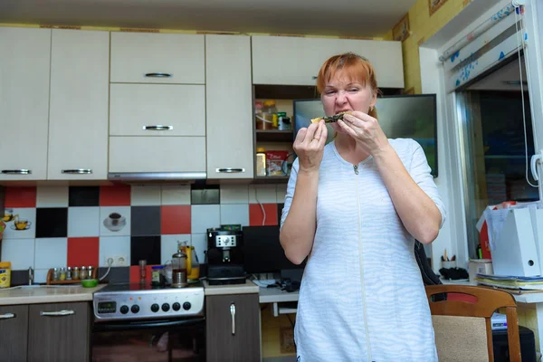 Οικογένεια Στο Επίκεντρο Πορτρέτο Μιας Γυναίκας Στην Κουζίνα Προετοιμασία Τροφίμων — Φωτογραφία Αρχείου