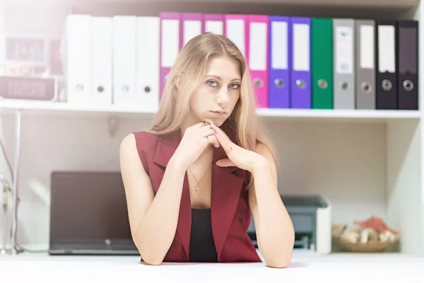 Concetto Ritratto Una Bella Segretaria Bionda Che Sorride Lavorando Ufficio — Foto Stock