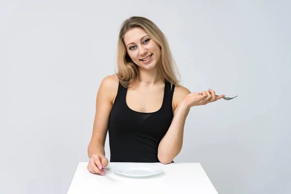Retrato Conceitual Uma Linda Garota Loira Comendo Uma Refeição Sorrindo — Fotografia de Stock