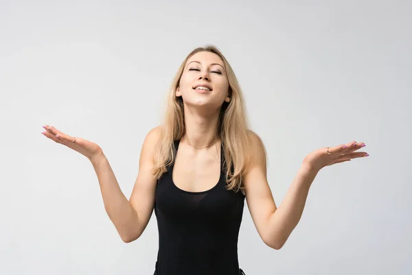 Retrato Conceptual Una Hermosa Chica Rubia Sonriendo Sobre Fondo Blanco — Foto de Stock