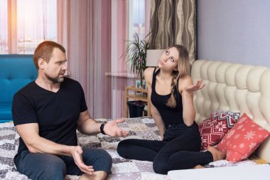 Aile ilişkileri, Aile sorunları, konuşma hoşnutsuz baba ve yetişkin kız kanepede bir odada. Kız kamera önünde haklı ve memnun görünüyor.