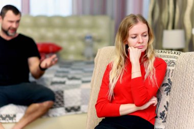 Aile sorunları, zorluklar, ilişkiler, kavramı kanepede hoşnutsuz karı koca bir odada konuşuyor. Onlar farklı pozlar kamera önünde doğrudan vardır.