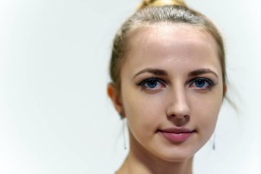 Ana makyaj sanatçı Şevval özçelik güzellik çeşitli teşkil etmektedir iş kavramı. Kamera önünde doğru söylüyor.