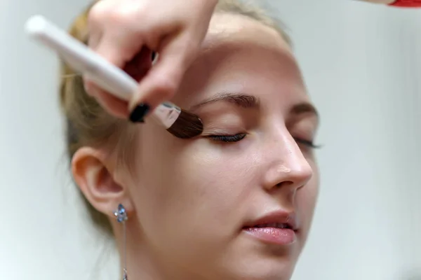 Das Konzept Der Arbeit Des Make Künstlers Kosmetikerin Verschiedenen Posen — Stockfoto