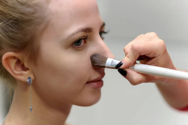 Concepto Obra Del Maestro Artista Maquillaje Esteticista Varias Poses Ella — Foto de Stock