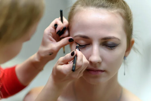 Concepto Obra Del Maestro Artista Maquillaje Esteticista Varias Poses Ella — Foto de Stock