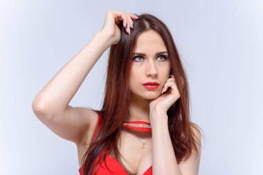 kavramı Studio beyaz zemin üzerine güzel bir genç kadın portresi. Palyaçoluk ve kamera önünde doğru söylüyor.