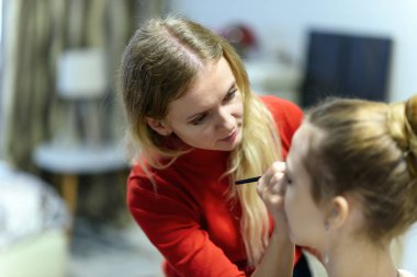 Ana makyaj sanatçı Şevval özçelik güzellik çeşitli teşkil etmektedir iş kavramı. Kamera önünde doğru söylüyor.