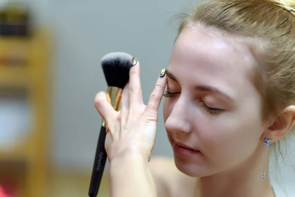 Das Konzept Der Arbeit Des Make Künstlers Kosmetikerin Verschiedenen Posen — Stockfoto