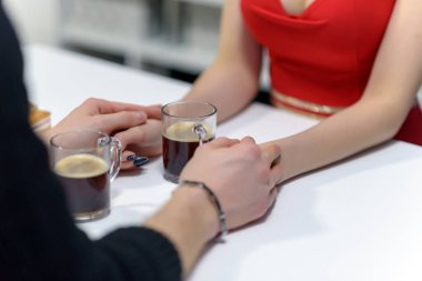 Tablo ve içecek kahve insanlar oturup, bir randevum var.