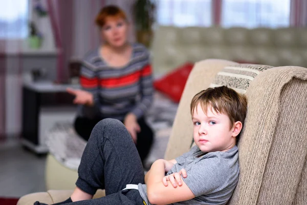 Mor Och Barn Sitta Rummet Nära Fönstret Mamma Sitter Sängen — Stockfoto