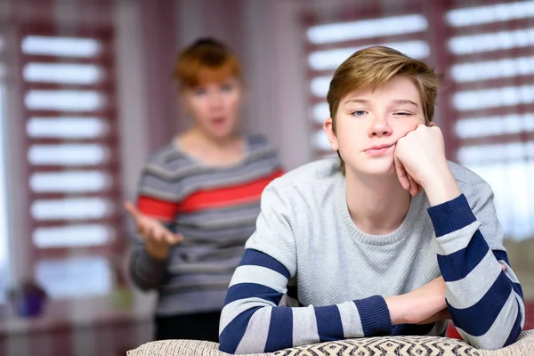 Madre Hijo Sientan Habitación Cerca Ventana Mamá Está Sentada Cama — Foto de Stock