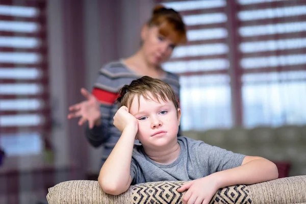 Matka Dziecko Siedzieć Pomieszczeniu Pobliżu Okna Mama Siedzi Łóżku Dziecko — Zdjęcie stockowe