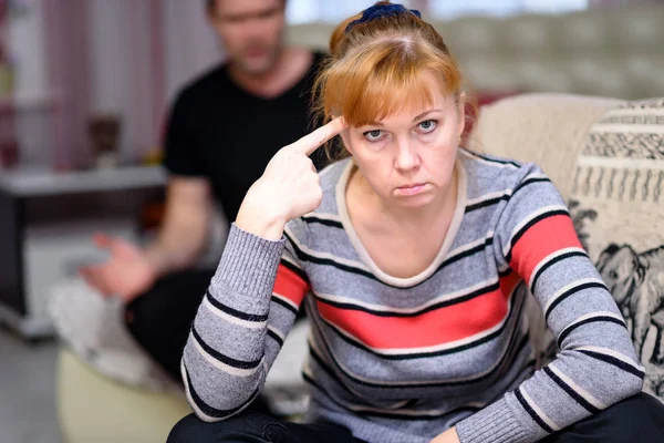 Mann Und Frau Sind Zimmer Und Streiten Sich Frau Sitzt — Stockfoto