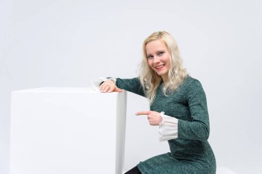 duran kadın kavramı beyaz bir arka plan beyaz küpleri ve kameraya baktığımızda, onlar are ortasında belgili tanımlık çerçevelemek ve Yeşil elbiseli bir kız gülümseyerek ve beyaz saçlı o makyaj vardır.