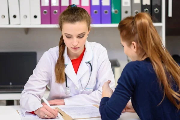 Preocupado Médico Medicina Hermosa Mujer Escuchar Con Atención Las Quejas — Foto de Stock